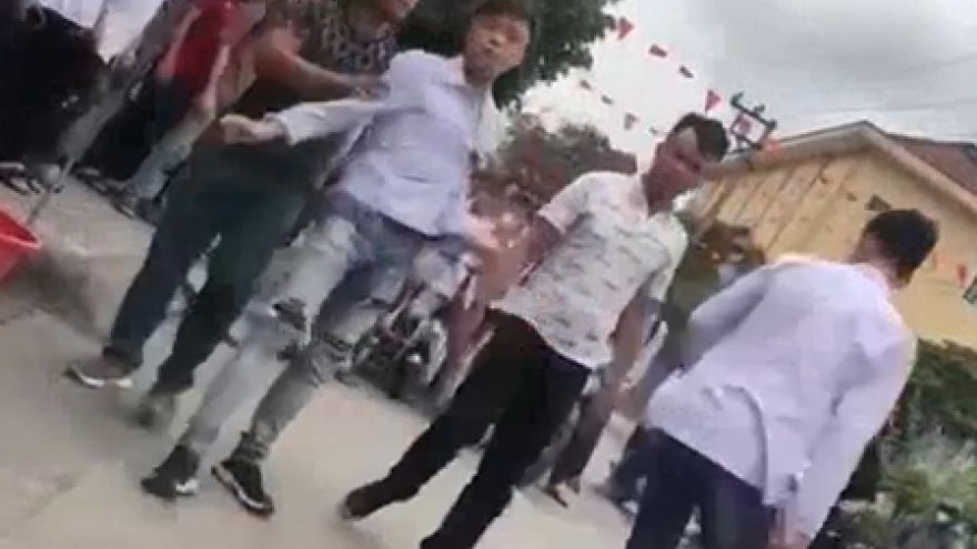 2 người đàn ông đánh đập nam sinh lớp 11 ở Quảng Ninh